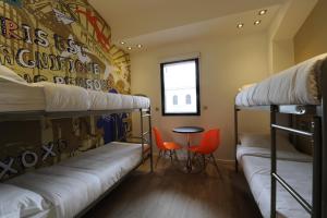 Cama o camas de una habitación en The 3 Ducks Eiffel Tower by Hiphophostels