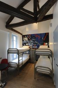 Una habitación con tres literas y un techo en The 3 Ducks Eiffel Tower by Hiphophostels, en París 37 fotos más