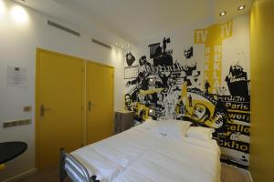 Cama o camas de una habitación en The 3 Ducks Eiffel Tower by Hiphophostels