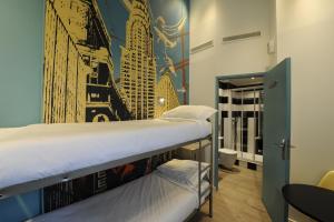 Cama o camas de una habitación en The 3 Ducks Eiffel Tower by Hiphophostels