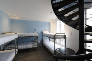 Cama o camas de una habitación en The 3 Ducks Eiffel Tower by Hiphophostels