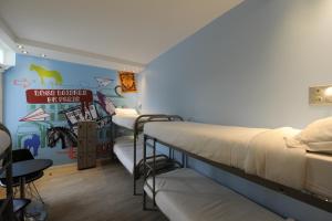 Cama o camas de una habitación en The 3 Ducks Eiffel Tower by Hiphophostels