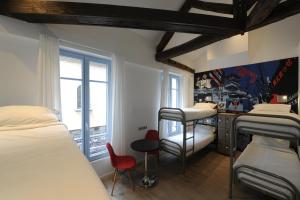 Cama o camas de una habitación en The 3 Ducks Eiffel Tower by Hiphophostels