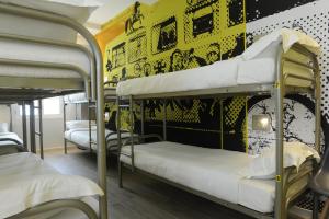 Cama o camas de una habitación en The 3 Ducks Eiffel Tower by Hiphophostels