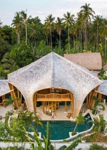 un diseño arquitectónico de un edificio con piscina en Villa Tokay - Luxury Private Villas en Gili Air