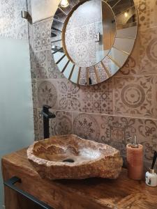 bagno con lavandino in pietra e specchio di Departamento céntrico a una cuadra del Ángel de la Independencia a Città del Messico