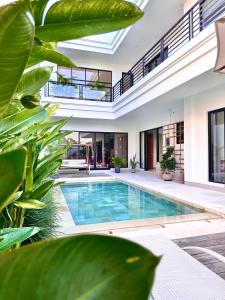 uma piscina interior no meio de uma casa em LINDT - Bali Invest Club em Dalung