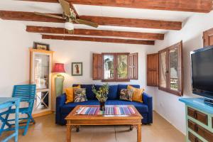 un soggiorno con divano blu e tavolino da caffè di Casa caribe en finca santa Ana a Torre-Pacheco