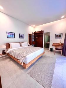 um quarto com uma cama grande e uma secretária em LINDT - Bali Invest Club em Dalung