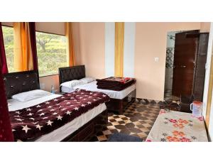 Un pat sau paturi într-o cameră la Anjali Homestay, Ukhimath