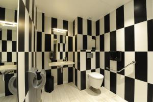 Un baño de The 3 Ducks Eiffel Tower by Hiphophostels