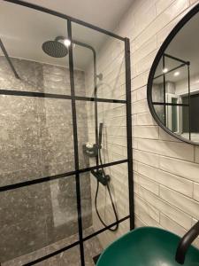 W łazience znajduje się prysznic ze szklanymi drzwiami. w obiekcie Piraeus cozy appartment rental w Pireusie