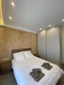 sypialnia z łóżkiem z dwoma ręcznikami w obiekcie Piraeus cozy appartment rental w Pireusie