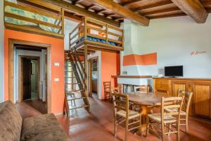 Pokój ze stołem i krzesłami oraz łóżkiem piętrowym w obiekcie Il Serrino 4 w mieście Pistoia