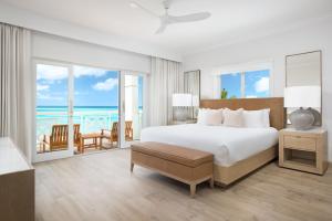 una camera da letto con un letto e vista sull'oceano di Alexandra Resort - All Inclusive a Grace Bay
