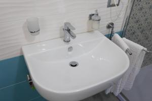 A bathroom at B&B L'Oasi
