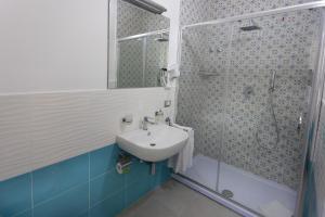 A bathroom at B&B L'Oasi