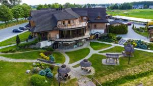 uma vista aérea de uma casa com um jardim em Łabędź Hotel Karczma em Iława