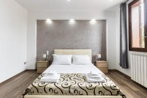 una camera da letto con un grande letto con due asciugamani di House&Villas - Cocus Elegance ad Avola