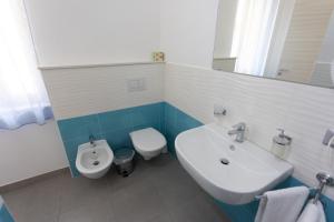 A bathroom at B&B L'Oasi