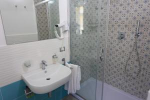 A bathroom at B&B L'Oasi