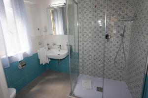 A bathroom at B&B L'Oasi