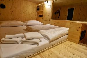 Postel nebo postele na pokoji v ubytování Ljubljana Capsule Hostel