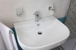 A bathroom at B&B L'Oasi