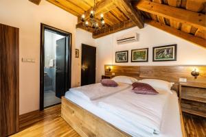 Posteľ alebo postele v izbe v ubytovaní B&B Plitvica Lodge