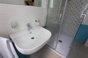 A bathroom at B&B L'Oasi