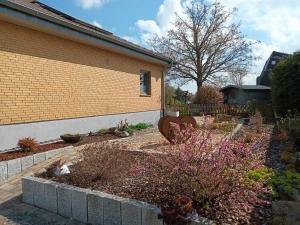 a garden in front of a house at Ferienwohnung Doris in Sinsheim