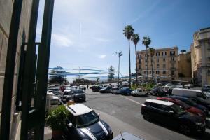 eine Stadtstraße mit Autos auf einem Parkplatz in der Unterkunft Knight House in Neapel