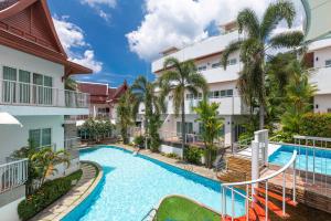 una imagen de una piscina en un complejo en Phunawa Resort Phuket Karon Beach - SHA Plus, en Karon Beach