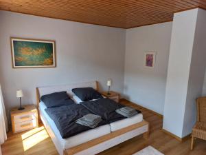 ein Schlafzimmer mit einem Bett und einem Wandgemälde in der Unterkunft Ferien im Winzerhaus in Traben-Trarbach
