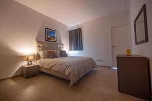 Postel nebo postele na pokoji v ubytování The Address Seafront Suites with Hot Tub