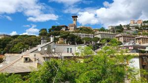 un gruppo di edifici in cima a una collina di [La casa dell'Arte] con parcheggio gratuito a Genova