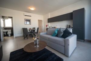 Posezení v ubytování The Address Seafront Suites with Hot Tub