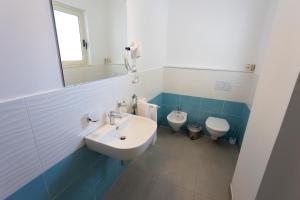 A bathroom at B&B L'Oasi