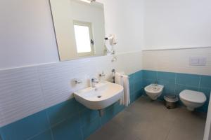 A bathroom at B&B L'Oasi