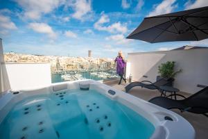 Bazén v ubytování The Address Seafront Suites with Hot Tub nebo v jeho okolí