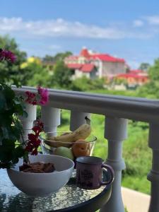 eine Schale mit Obst auf einem Tisch auf einem Balkon in der Unterkunft Villa MATE & Villa LUKA in Ureki