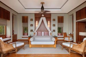 Postel nebo postele na pokoji v ubytování Anantara Maia Seychelles Villas + 37 fotografií
