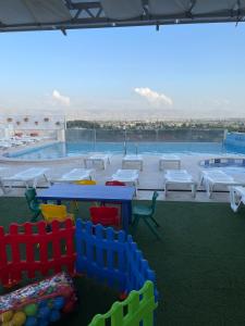 Bazén v ubytování Delora Hotel and Suites nebo v jeho okolí