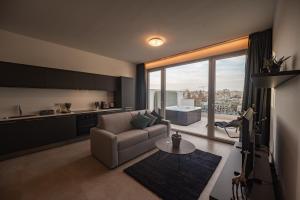 Posezení v ubytování The Address Seafront Suites with Hot Tub
