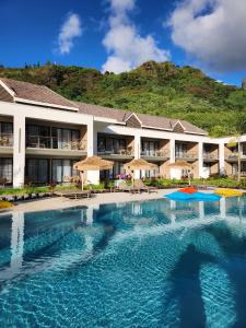 una gran piscina frente a un hotel en Cook's Bay Hotel & Suites, en Paopao