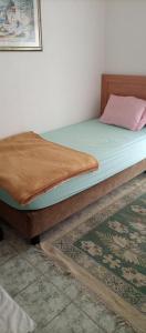 1 cama con marco de madera y 1 cama sidx sidx sidx sidx en Caglayan pansiyon, en Bodrum City