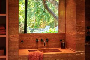 baño con lavabo y ventana en Cabosse, Suites & Spa, en Amberes