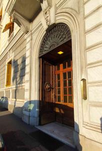 an entrance to a building with an arch doorway at [La casa dell'Arte] con parcheggio gratuito in Genoa