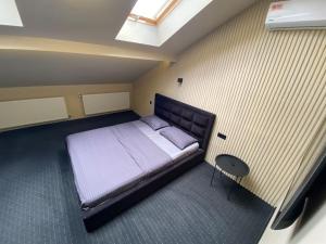 une chambre avec un grand lit dans une pièce dans l'établissement Gagarin 2, à Tchernivtsi