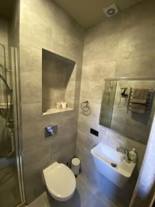 une salle de bains avec toilettes et lavabo dans l'établissement Gagarin 2, à Tchernivtsi